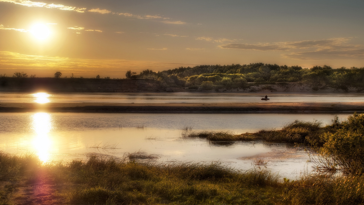 Green Grass Field Near Lake During Sunset. Wallpaper in 1280x720 Resolution