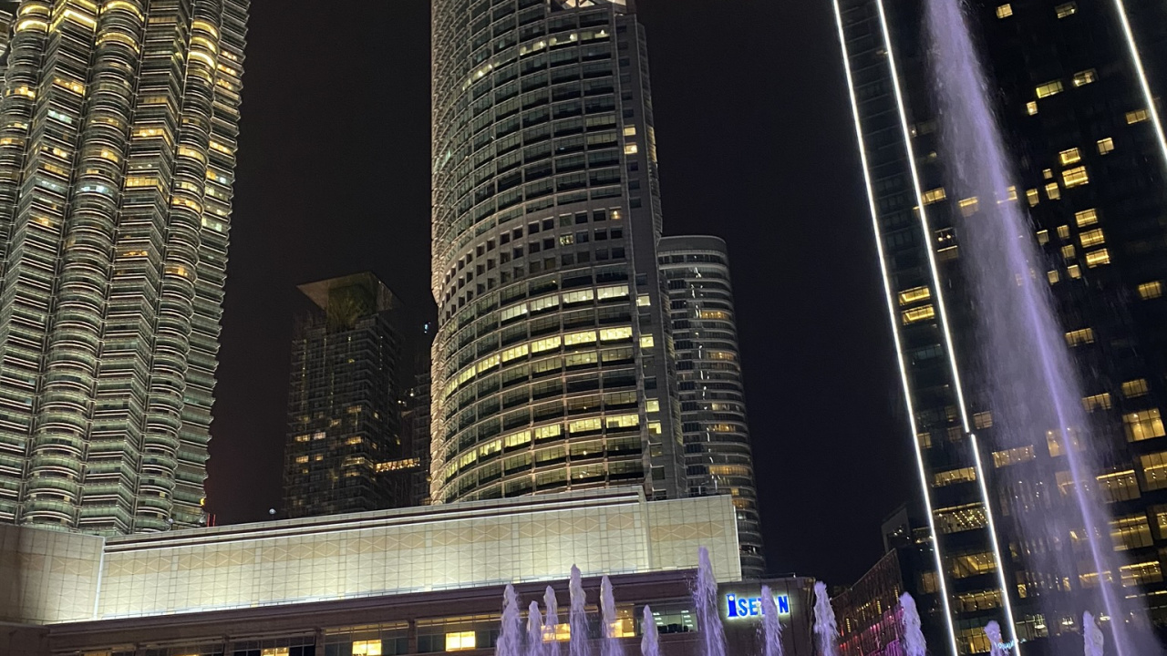 Petronas Towers, Kuala Lumpur, Malaysia, Water, Tower Block. Wallpaper in 1280x720 Resolution