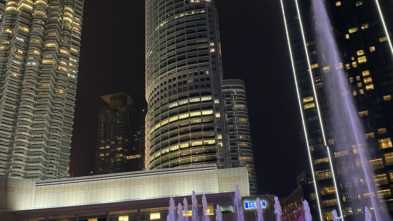 Petronas Towers, Kuala Lumpur, Malaysia, Water, Tower Block. Wallpaper in 1366x768 Resolution