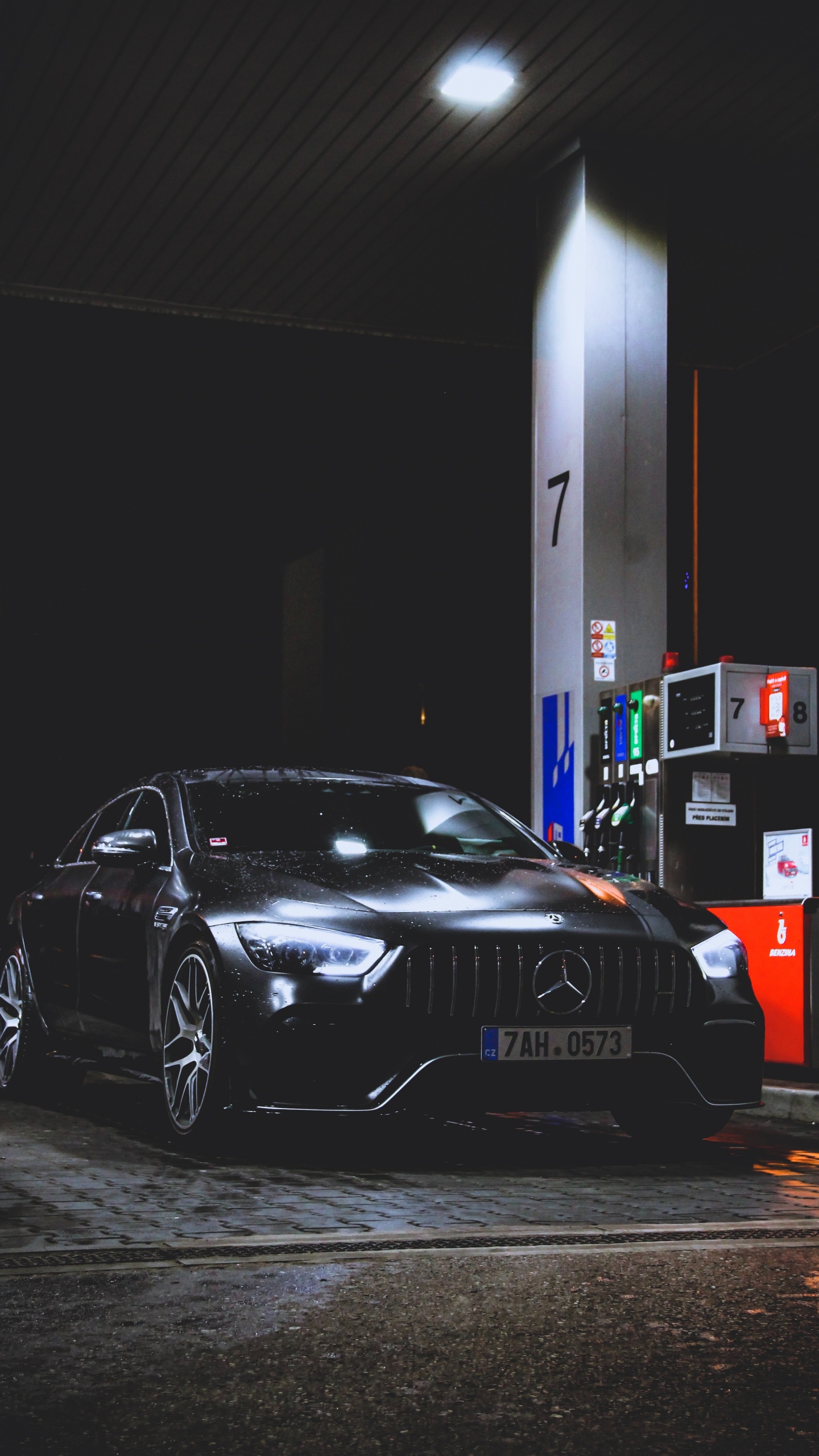 Porsche 911 Negro Estacionado Frente al Edificio Rojo y Blanco. Wallpaper in 1440x2560 Resolution