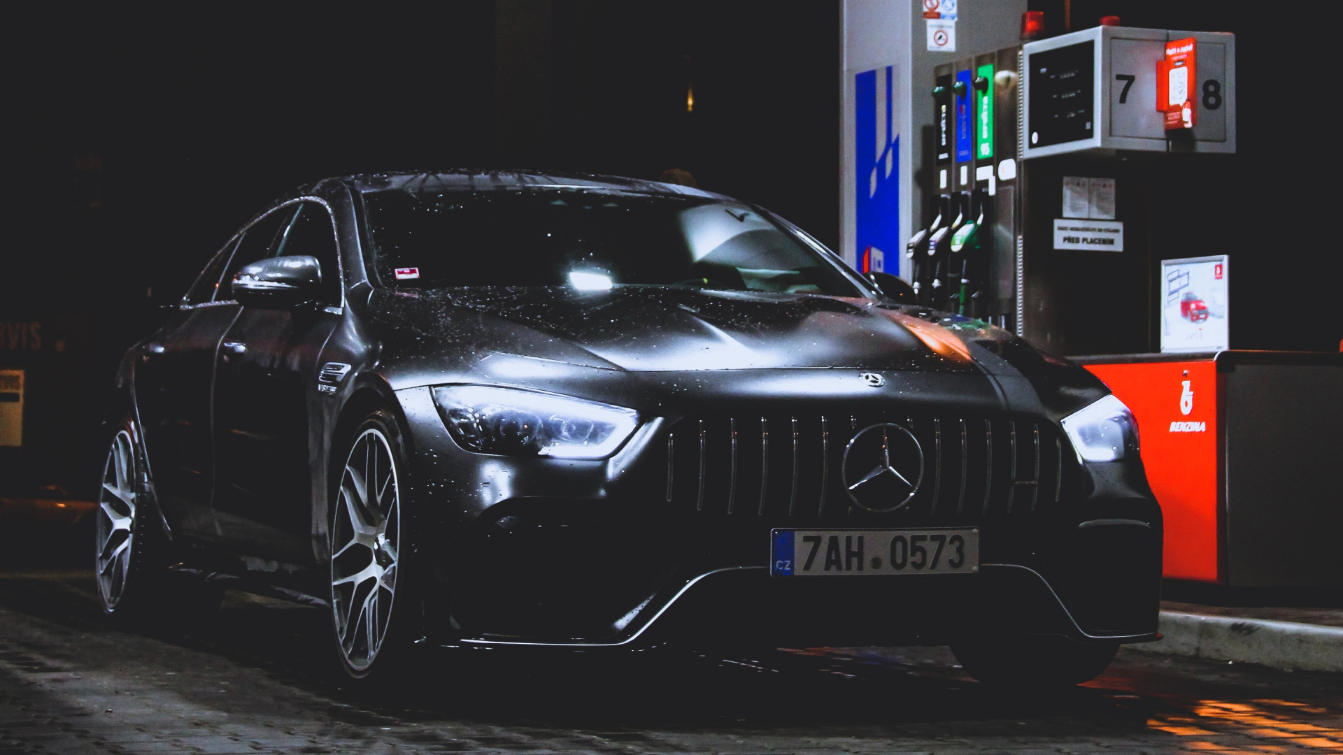 Porsche 911 Negro Estacionado Frente al Edificio Rojo y Blanco. Wallpaper in 1920x1080 Resolution