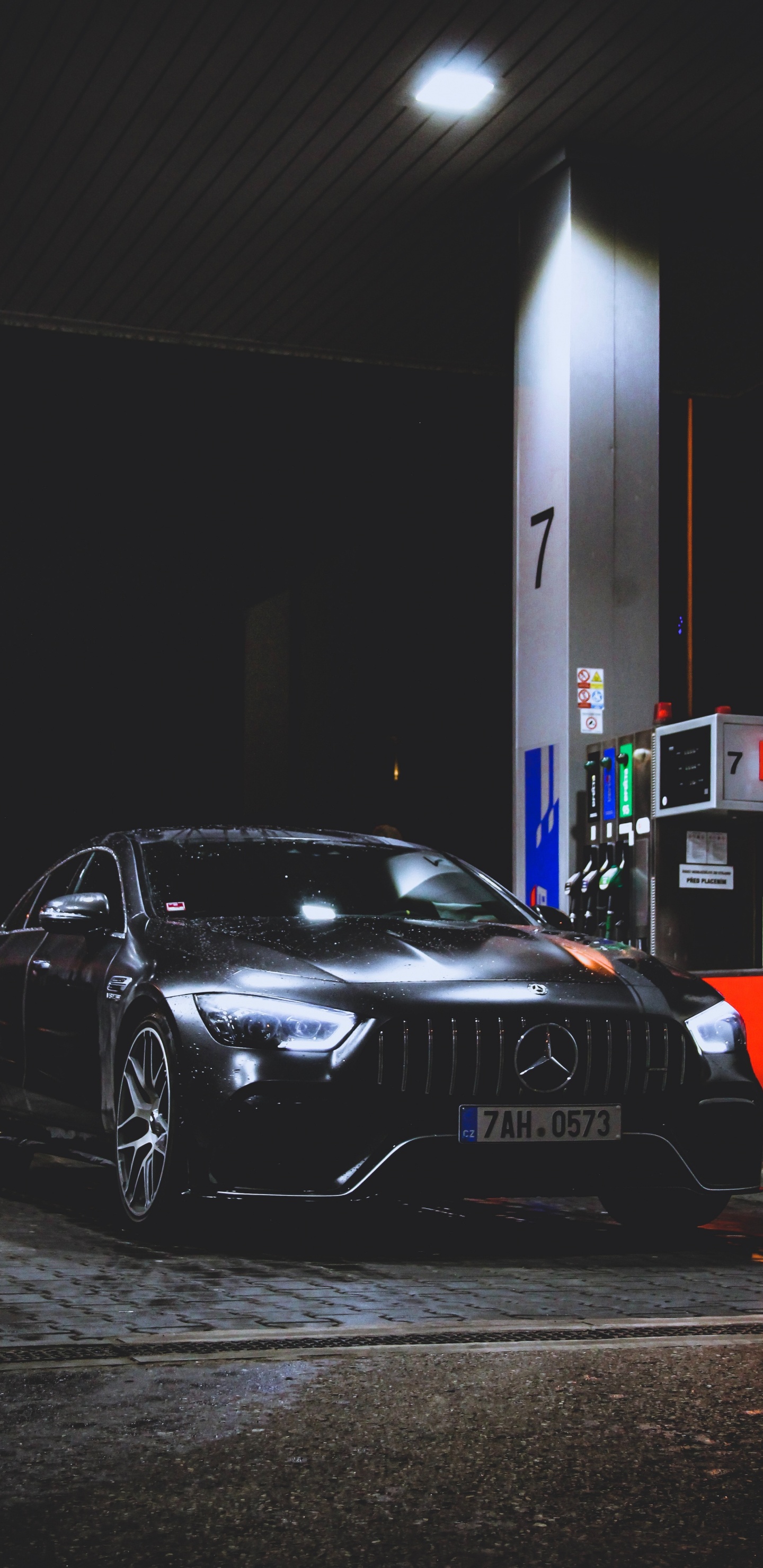 Porsche 911 Noire Garée Devant le Bâtiment Rouge et Blanc. Wallpaper in 1440x2960 Resolution