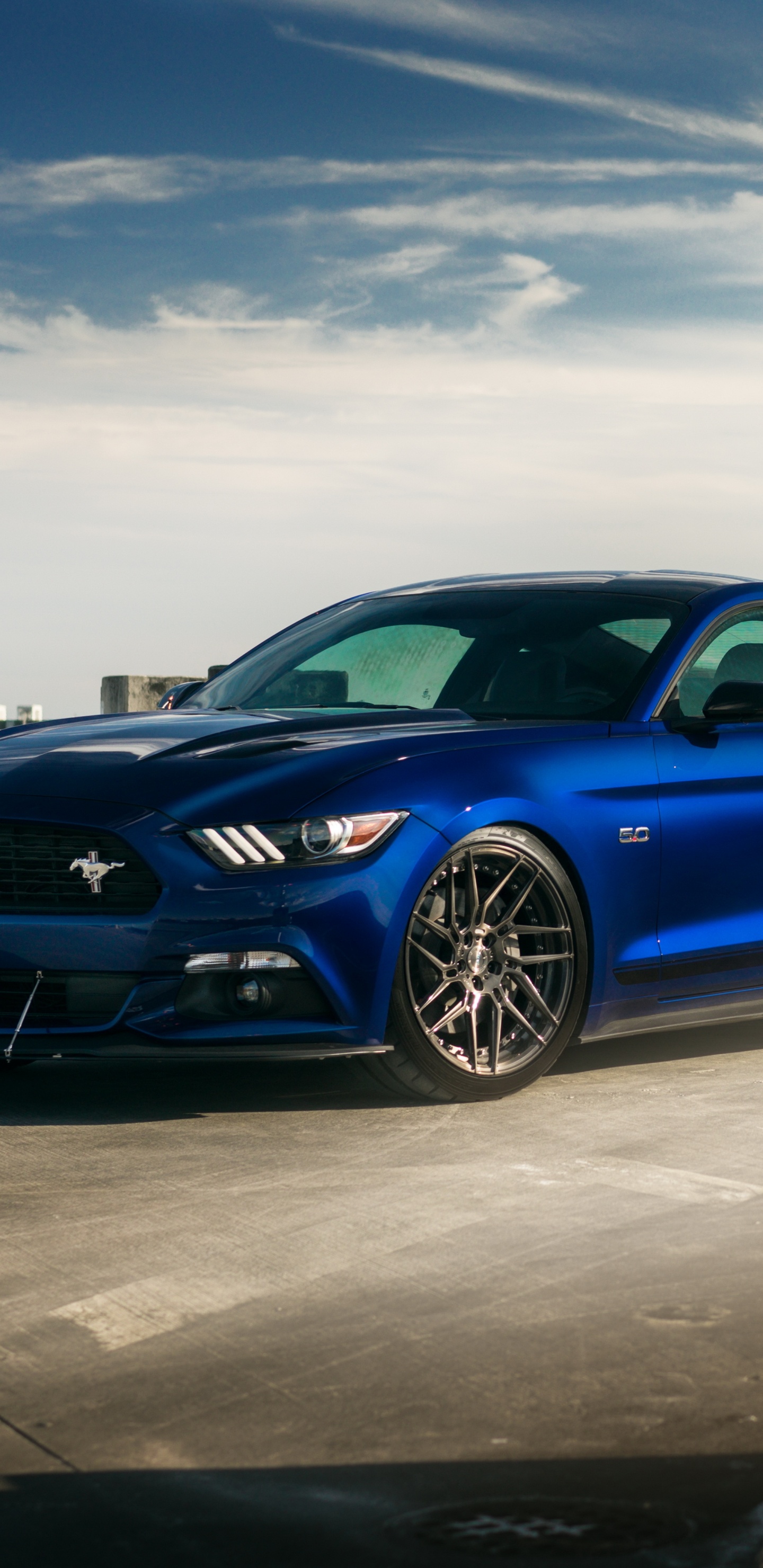 Azul Bmw m 3 Coupe Estacionado Sobre Pavimento de Hormigón Gris Bajo Nubes Blancas Durante el Día. Wallpaper in 1440x2960 Resolution