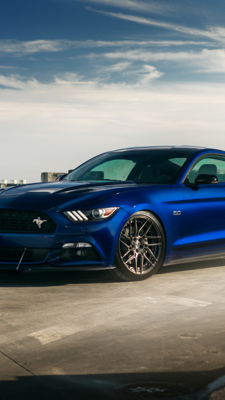 Coupé Bmw m 3 Bleu Garé Sur un Trottoir en Béton Gris Sous Des Nuages Blancs Pendant la Journée. Wallpaper in 750x1334 Resolution