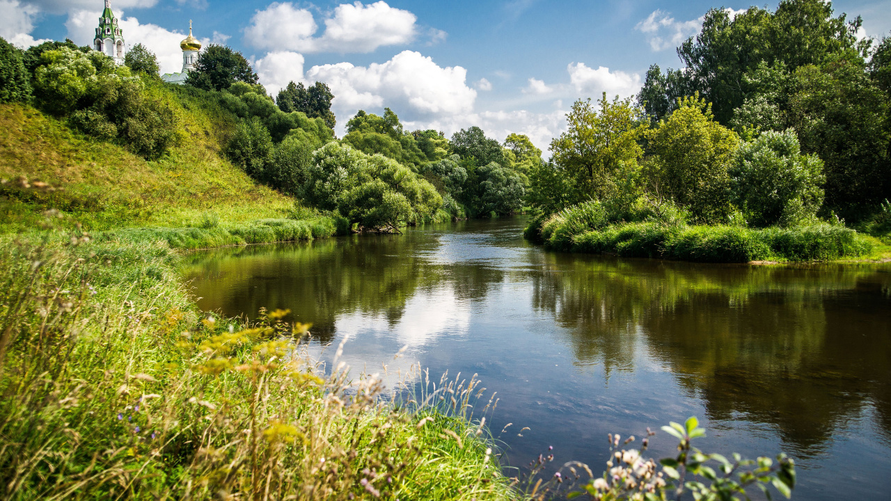 Green Trees Beside River Under Blue Sky During Daytime. Wallpaper in 1280x720 Resolution
