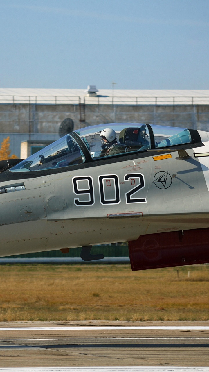 Avión de Combate Gris en Campo Marrón Durante el Día. Wallpaper in 720x1280 Resolution