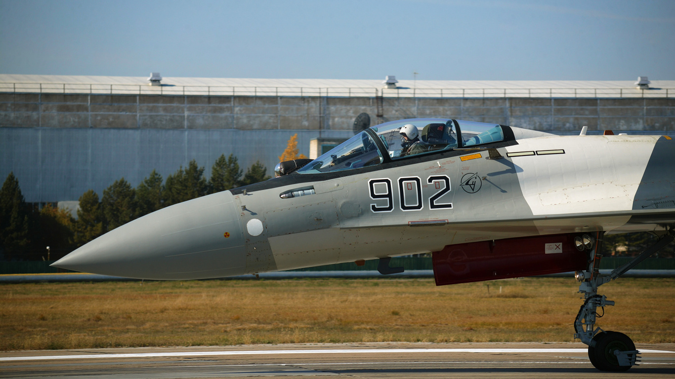 Graues Kampfflugzeug Auf Braunem Feld Tagsüber. Wallpaper in 1366x768 Resolution