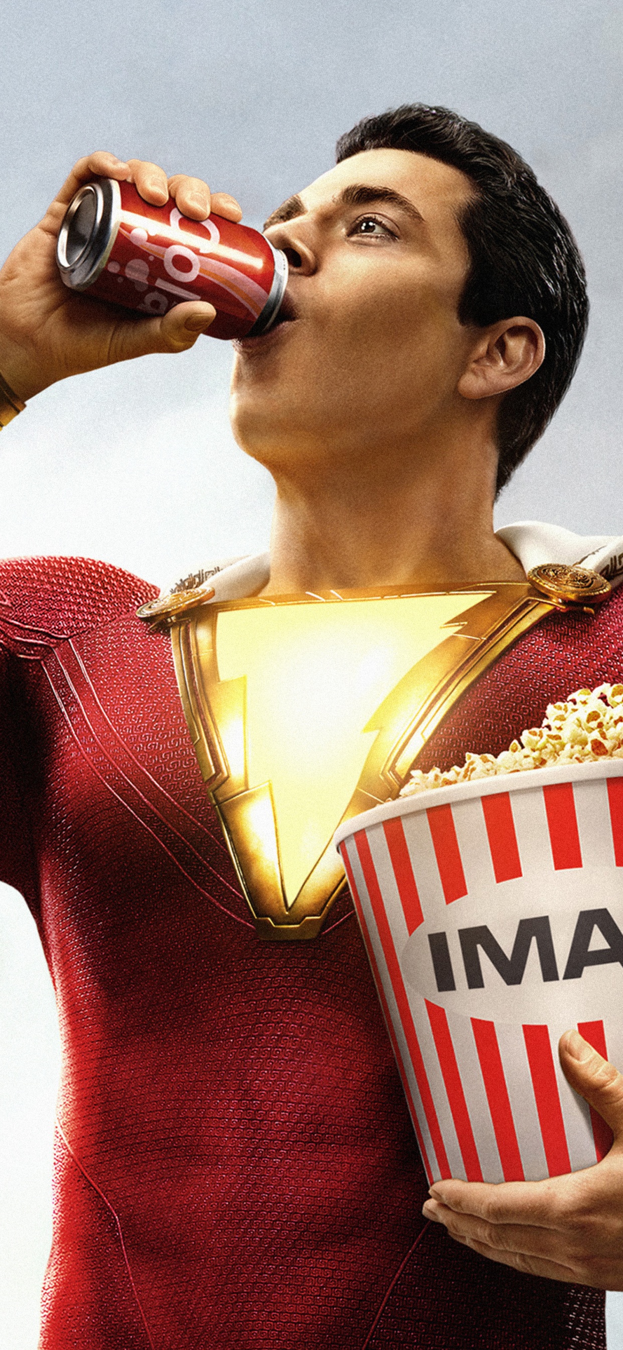 Femme en Chemise Rouge à Manches Longues de Boire du Coca Cola. Wallpaper in 1242x2688 Resolution