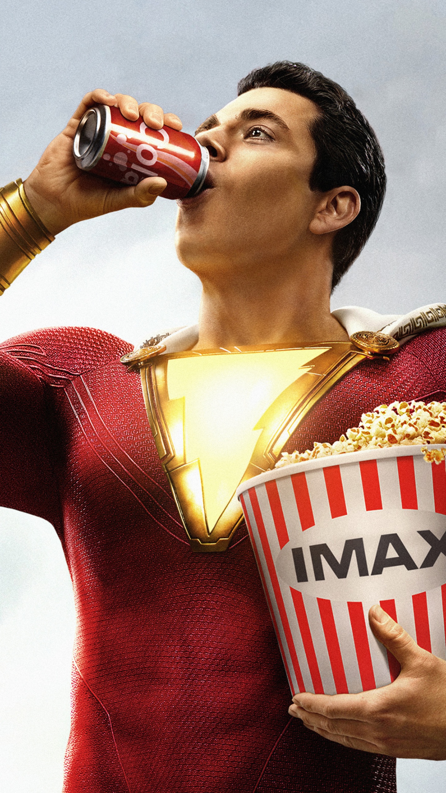 Femme en Chemise Rouge à Manches Longues de Boire du Coca Cola. Wallpaper in 1440x2560 Resolution