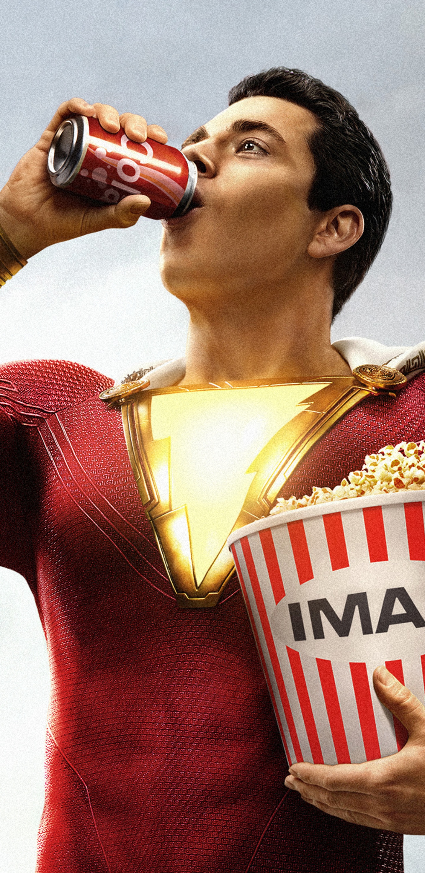 Frau im Roten Langarmhemd Trinkt Coca Cola. Wallpaper in 1440x2960 Resolution