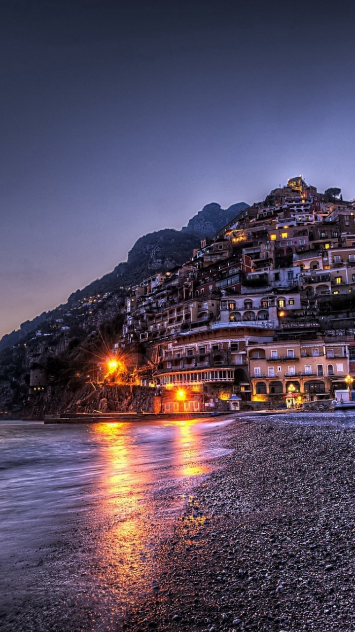Bâtiments de la Ville Près D'un Plan D'eau Pendant la Nuit. Wallpaper in 720x1280 Resolution
