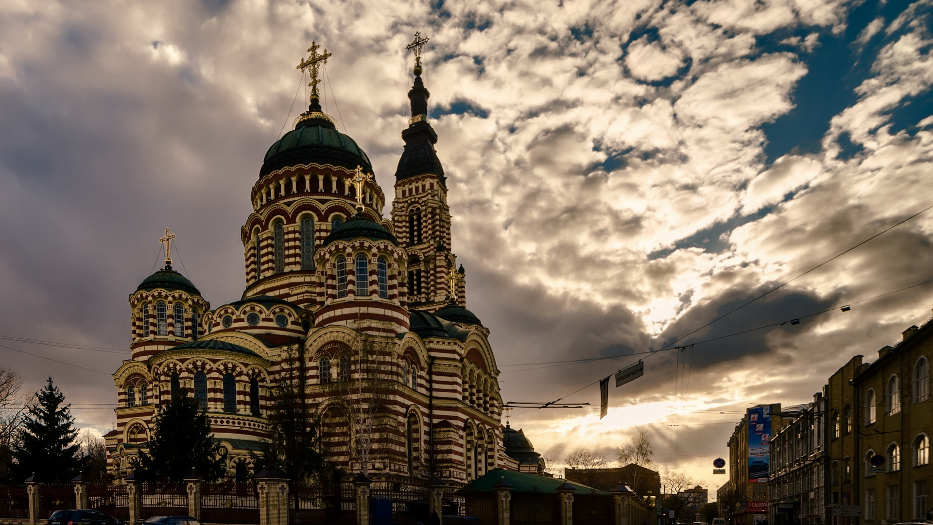 Edificio de Hormigón Marrón Bajo el Cielo Nublado Durante el Día. Wallpaper in 1920x1080 Resolution