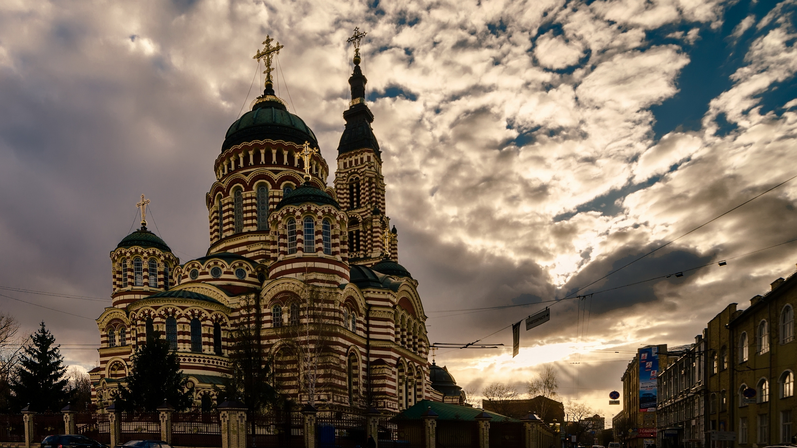 Bâtiment en Béton Brun Sous Ciel Nuageux Pendant la Journée. Wallpaper in 2560x1440 Resolution