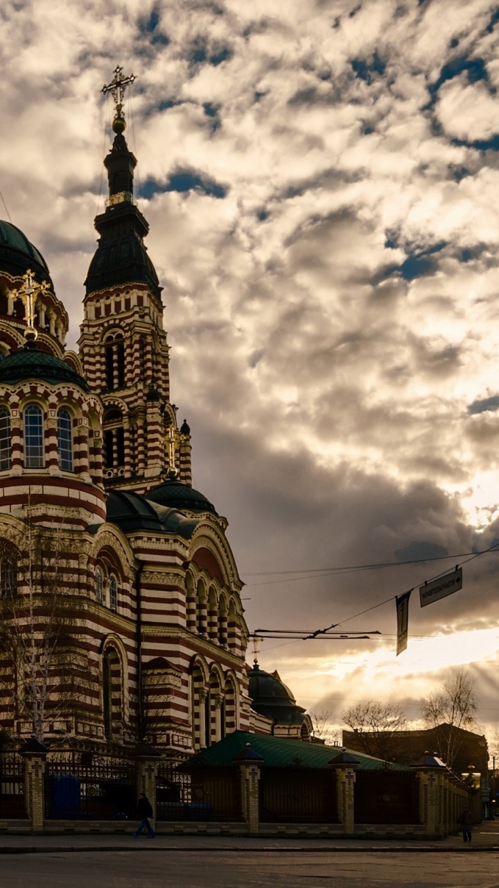 Braunes Betongebäude Unter Bewölktem Himmel Tagsüber. Wallpaper in 720x1280 Resolution