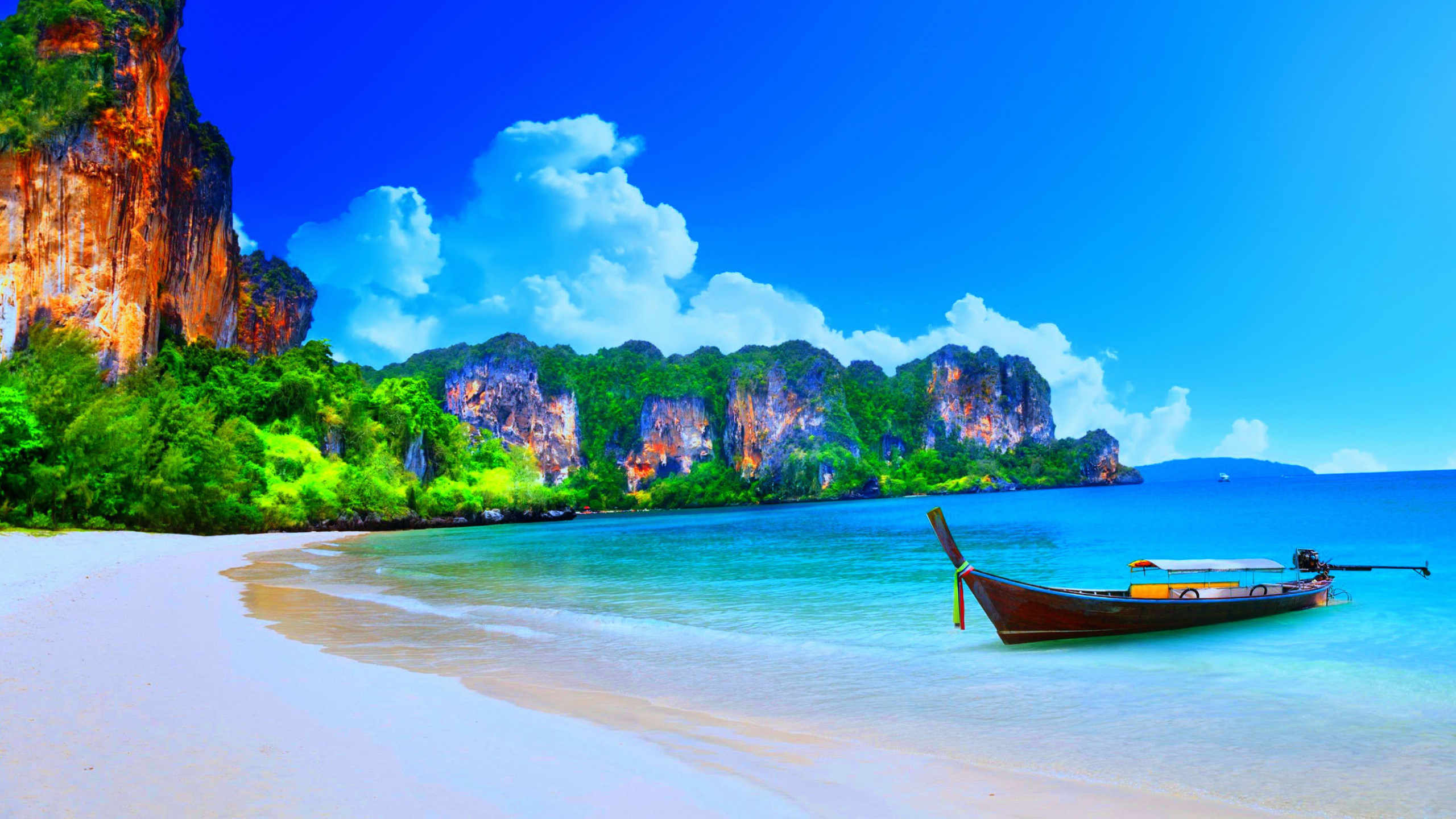 Brown Boat on Sea Shore During Daytime. Wallpaper in 2560x1440 Resolution