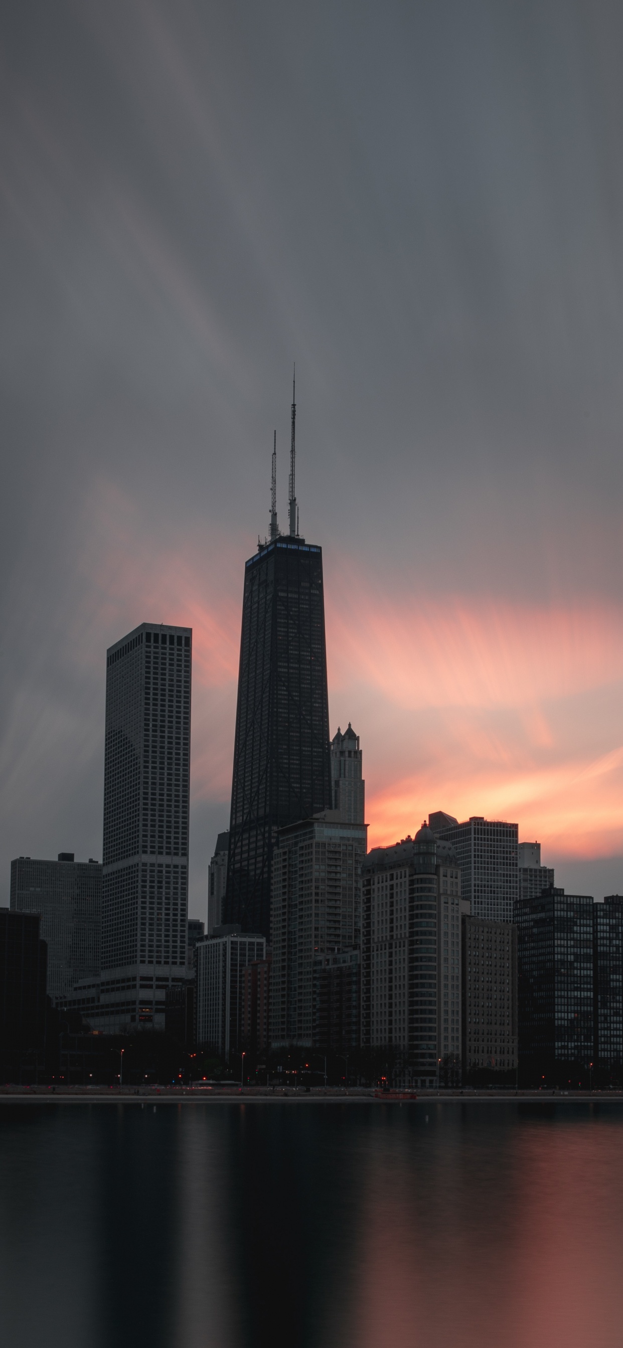 Horizon de la Ville Pendant la Nuit. Wallpaper in 1242x2688 Resolution