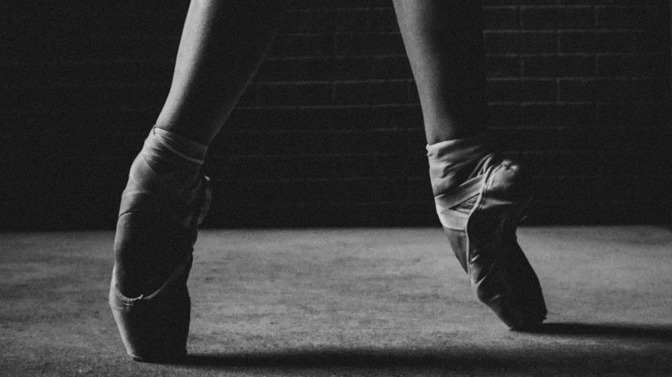 Photo en Niveaux de Gris D'une Femme en Bottes de Cuir Noir. Wallpaper in 1366x768 Resolution