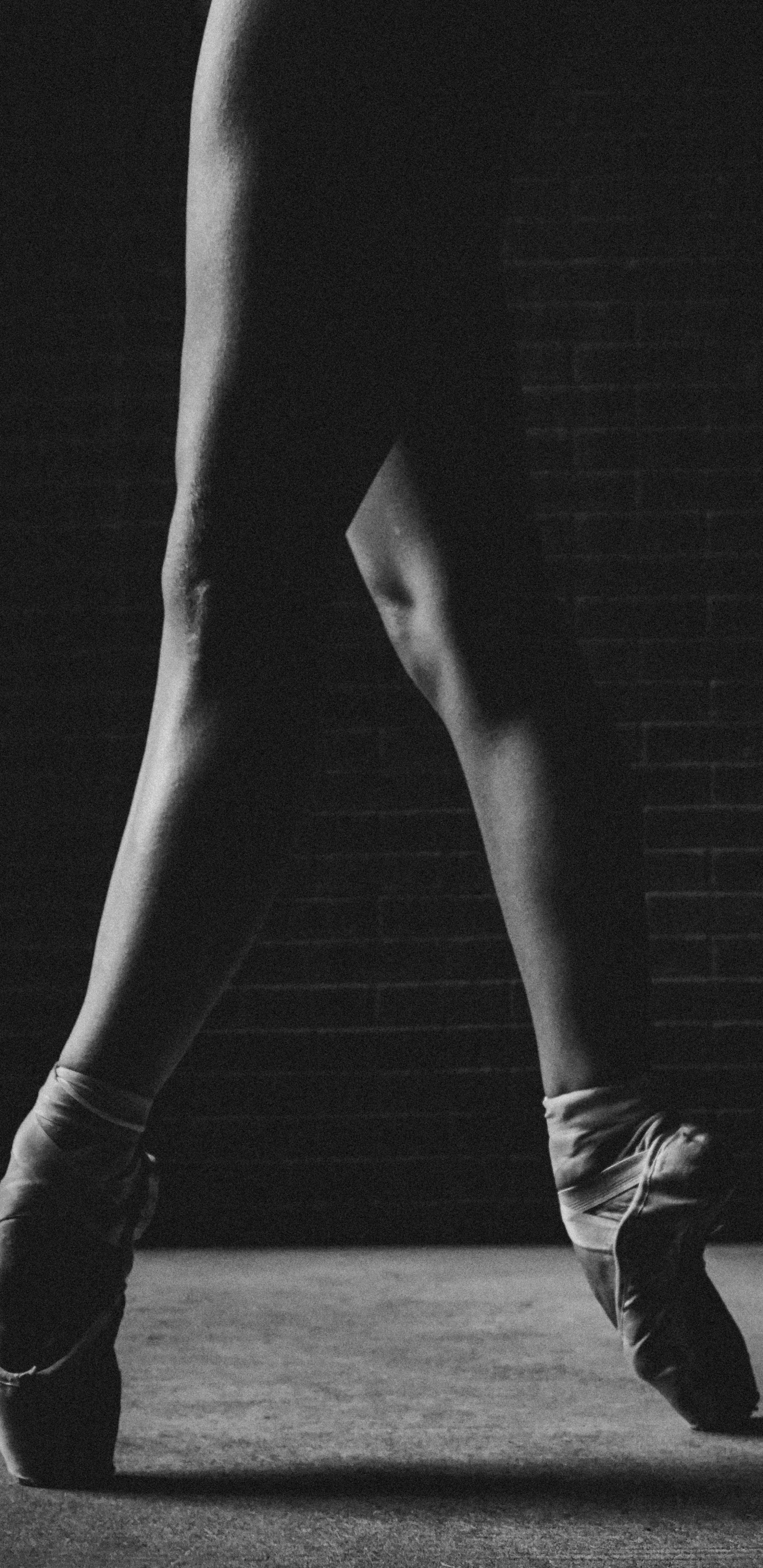 Photo en Niveaux de Gris D'une Femme en Bottes de Cuir Noir. Wallpaper in 1440x2960 Resolution