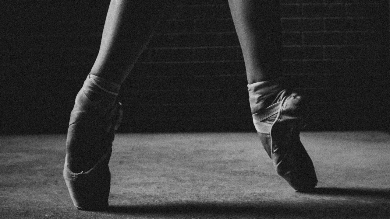 Foto en Escala de Grises de Mujer Con Botas de Cuero Negro. Wallpaper in 1280x720 Resolution