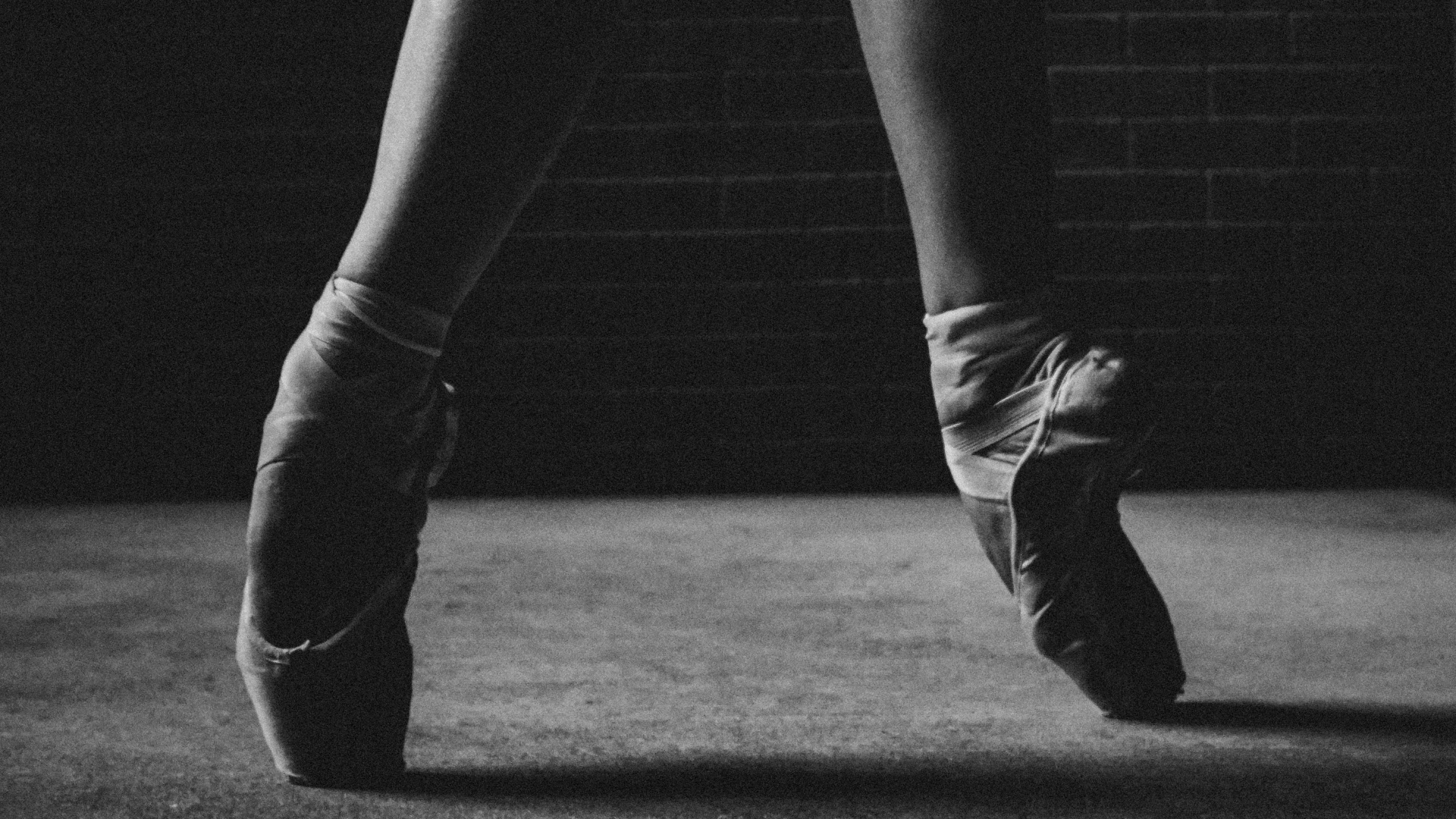 Foto en Escala de Grises de Mujer Con Botas de Cuero Negro. Wallpaper in 1920x1080 Resolution