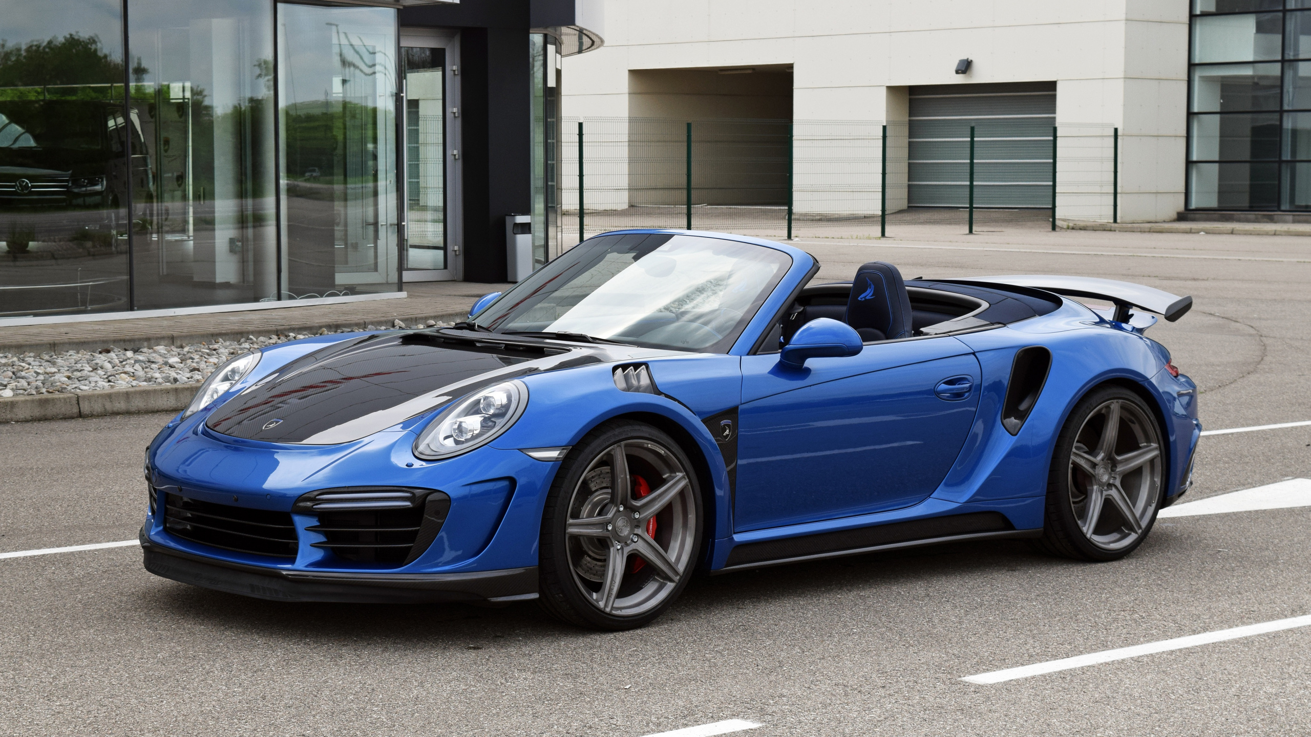 Blue Porsche 911 Parked Near Building During Daytime. Wallpaper in 2560x1440 Resolution