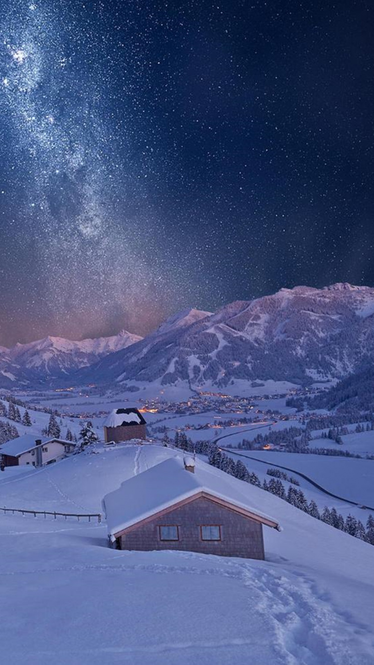 Maison en Bois Marron Sur un Sol Couvert de Neige Pendant la Nuit. Wallpaper in 750x1334 Resolution