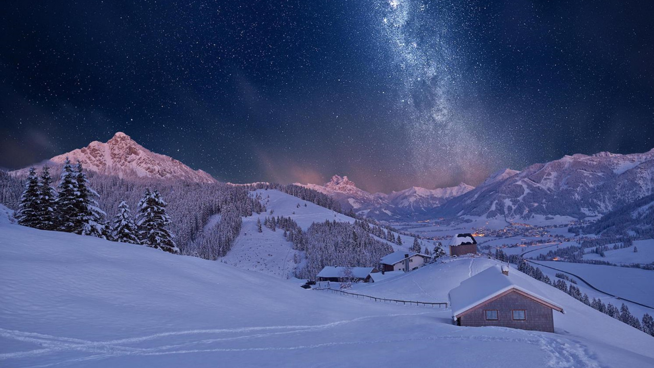 Braunes Holzhaus Auf Schneebedecktem Boden Während Der Nacht. Wallpaper in 1280x720 Resolution