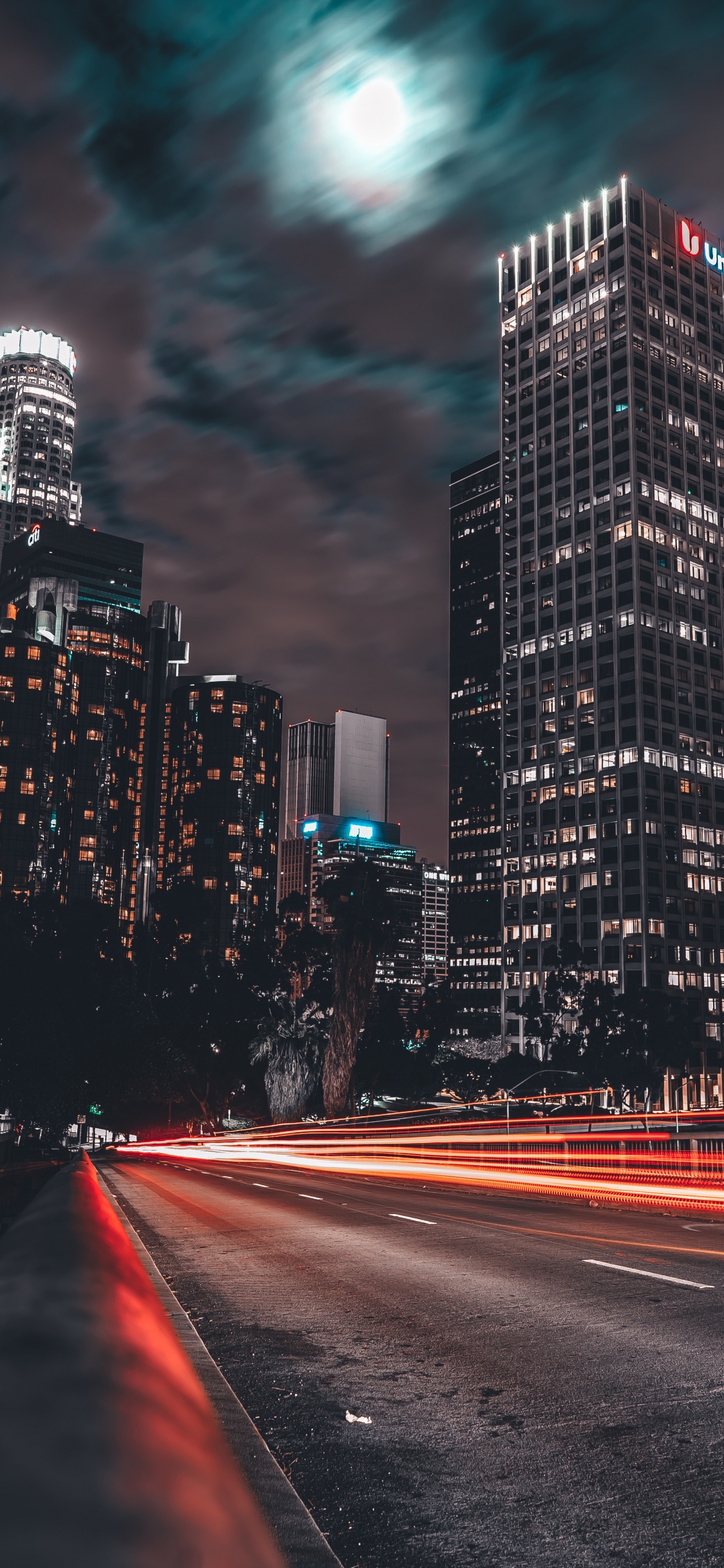 Zeitrafferaufnahmen Von Stadtgebäuden Bei Nacht Night. Wallpaper in 1125x2436 Resolution