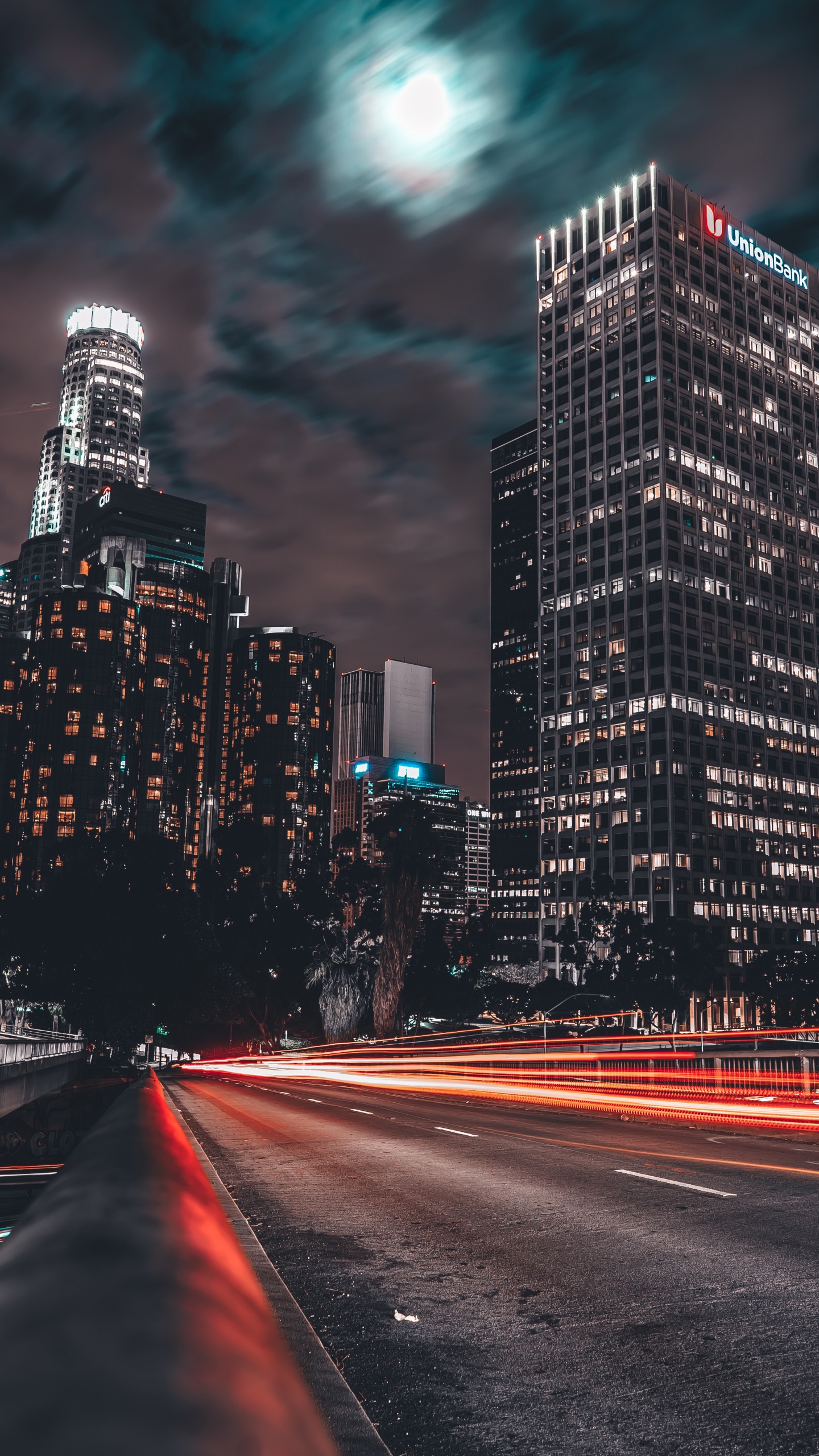 Fotografía de Lapso de Tiempo de Los Edificios de la Ciudad Durante la Noche. Wallpaper in 1440x2560 Resolution