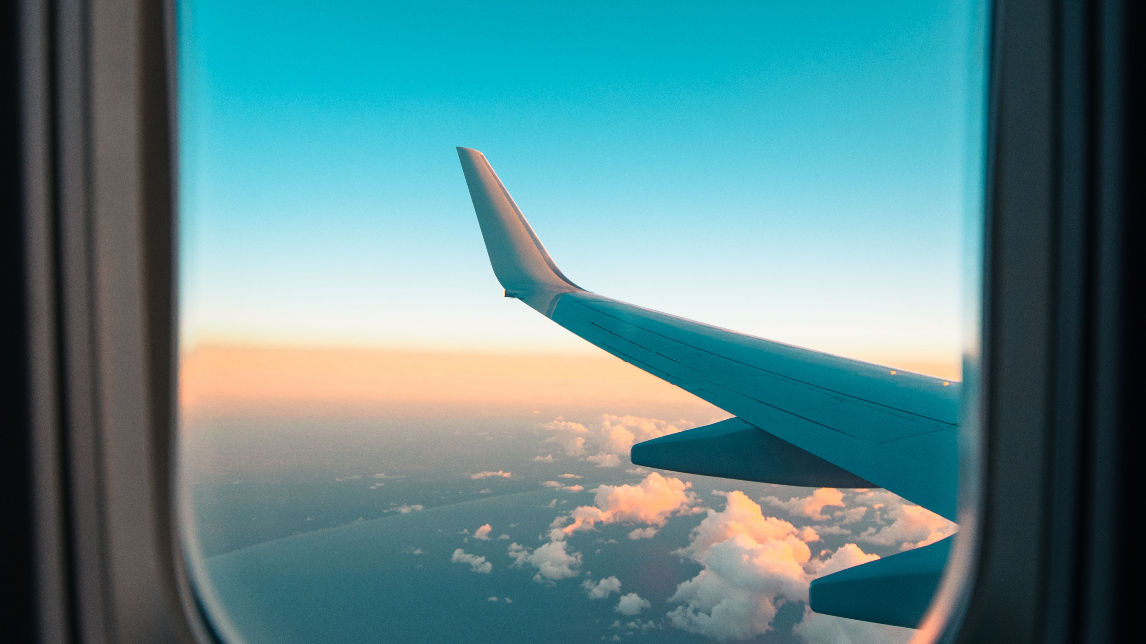 Ala de Avión Blanco y Azul Durante el Día.. Wallpaper in 3840x2160 Resolution