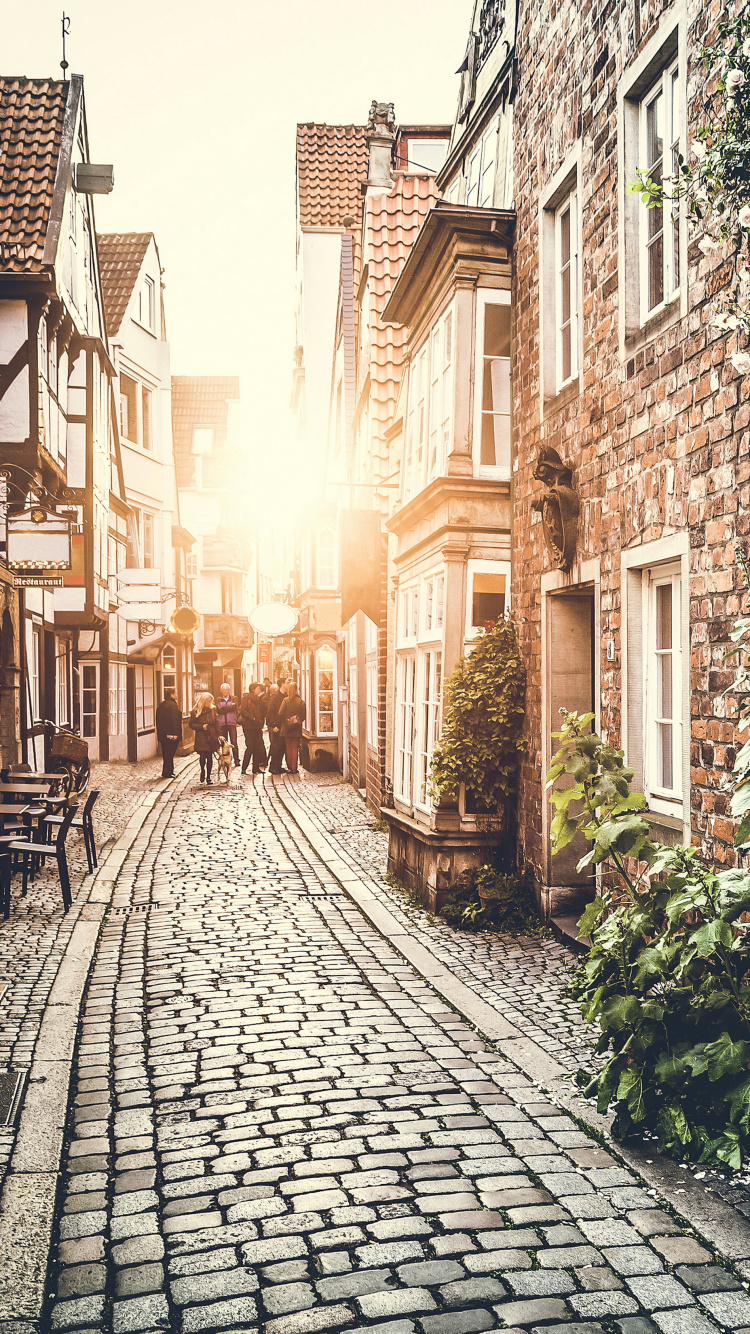 Calle Vacía Entre Edificios Durante el Día. Wallpaper in 750x1334 Resolution