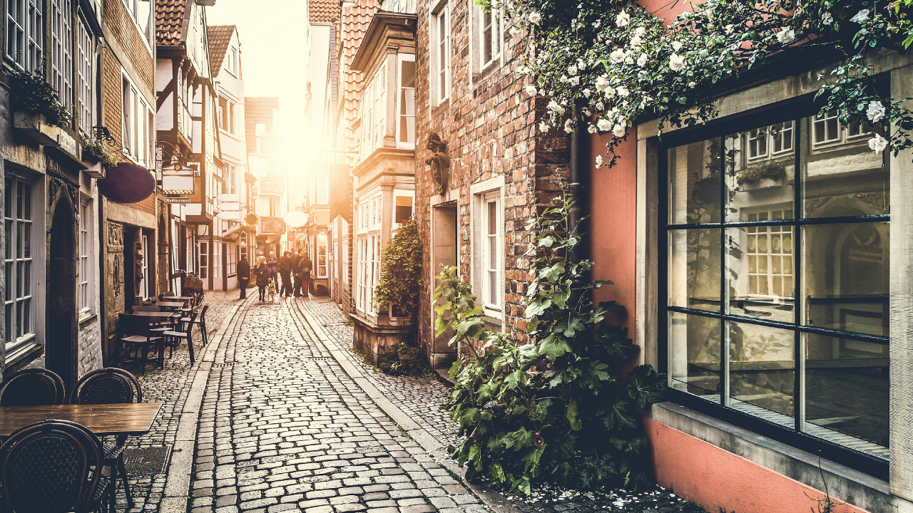 Tagsüber Leere Straße Zwischen Gebäuden. Wallpaper in 1280x720 Resolution