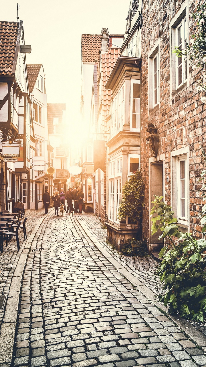 Tagsüber Leere Straße Zwischen Gebäuden. Wallpaper in 720x1280 Resolution