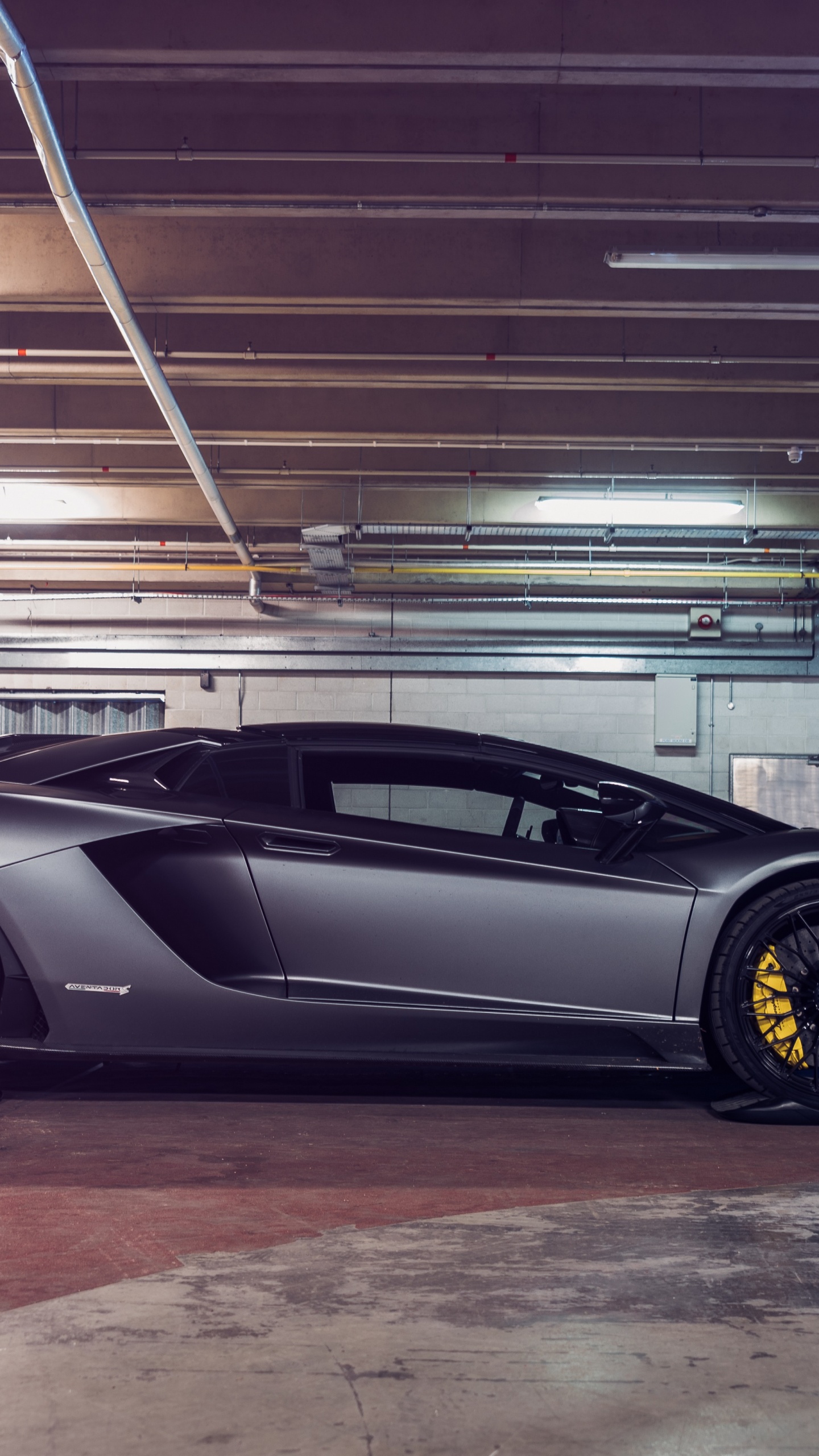 Schwarzes Coupe Auf Einem Parkplatz Geparkt. Wallpaper in 1440x2560 Resolution