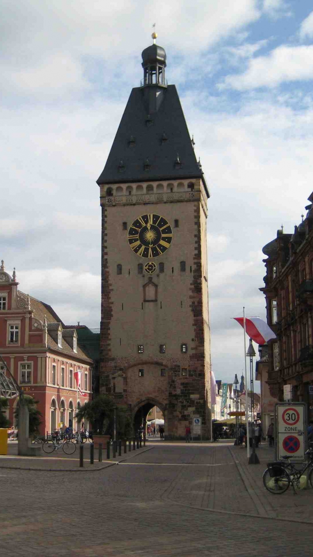 Braunes Betongebäude in Der Nähe Von Braunem Betongebäude Tagsüber. Wallpaper in 1080x1920 Resolution