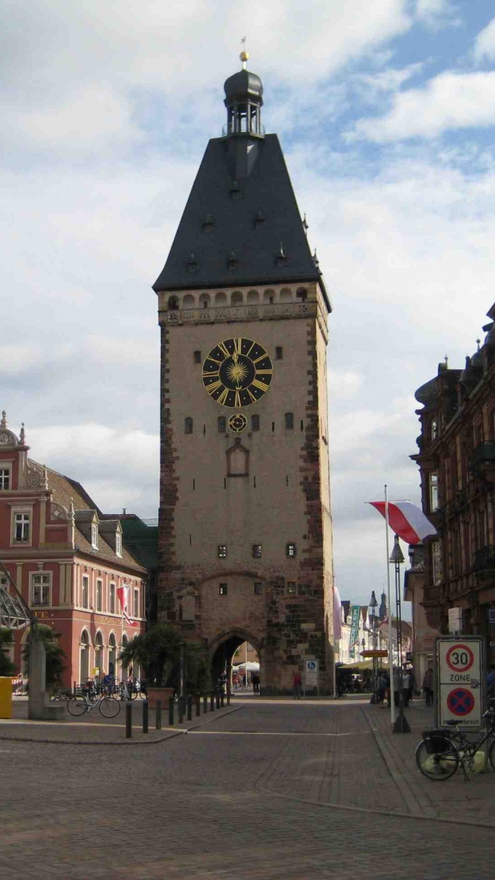 Braunes Betongebäude in Der Nähe Von Braunem Betongebäude Tagsüber. Wallpaper in 720x1280 Resolution