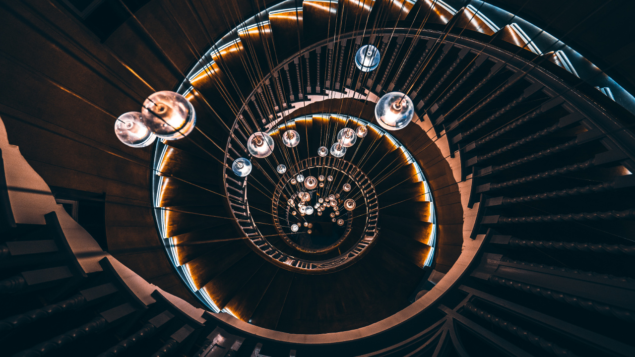 Braune Wendeltreppe Mit Weißer Leuchte. Wallpaper in 1280x720 Resolution