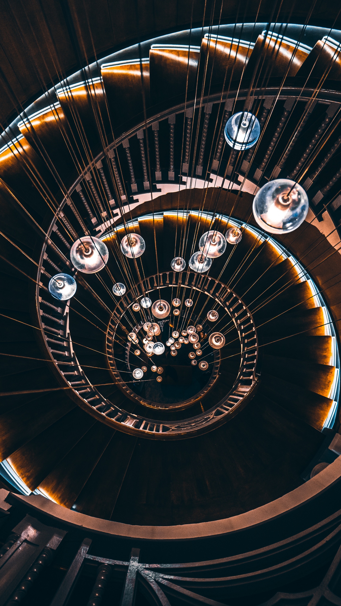 Braune Wendeltreppe Mit Weißer Leuchte. Wallpaper in 1440x2560 Resolution