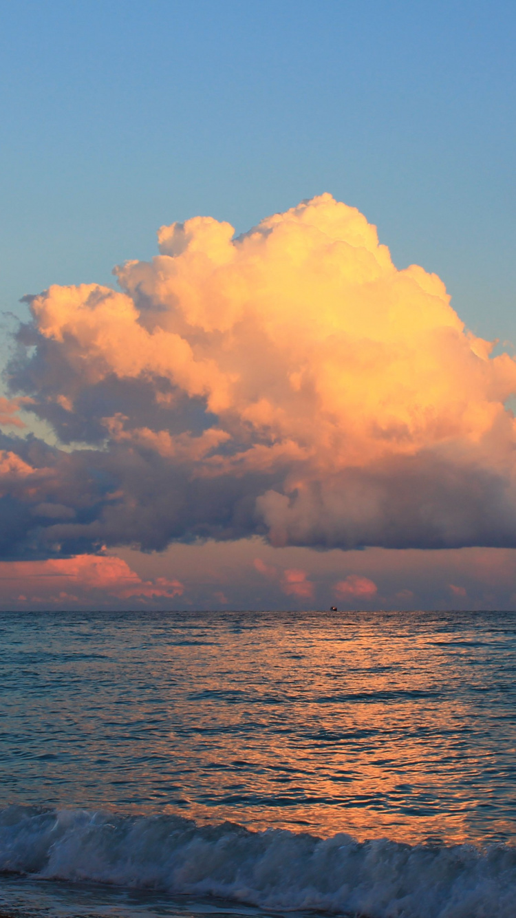 Vagues de la Mer se Brisant Sur le Rivage Pendant le Coucher du Soleil. Wallpaper in 750x1334 Resolution