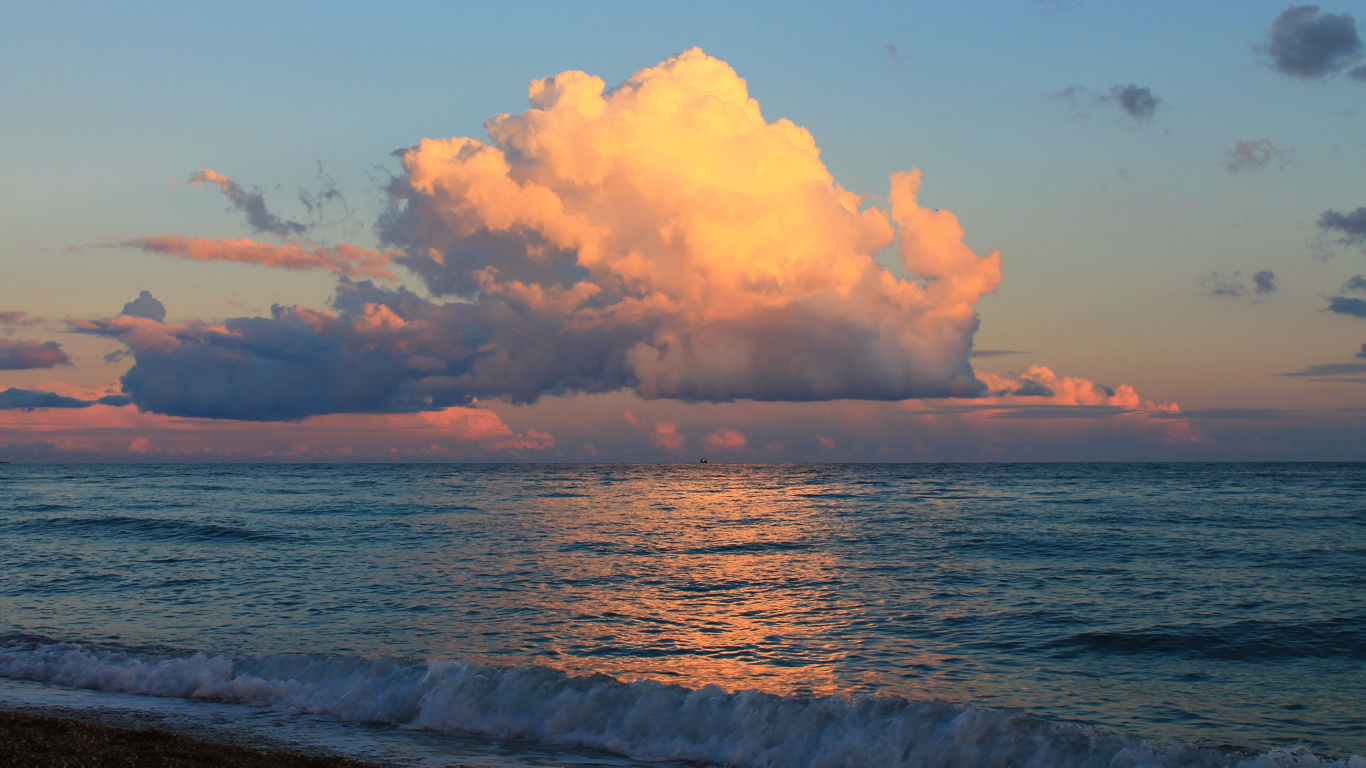 Sea Waves Crashing on Shore During Sunset. Wallpaper in 1366x768 Resolution