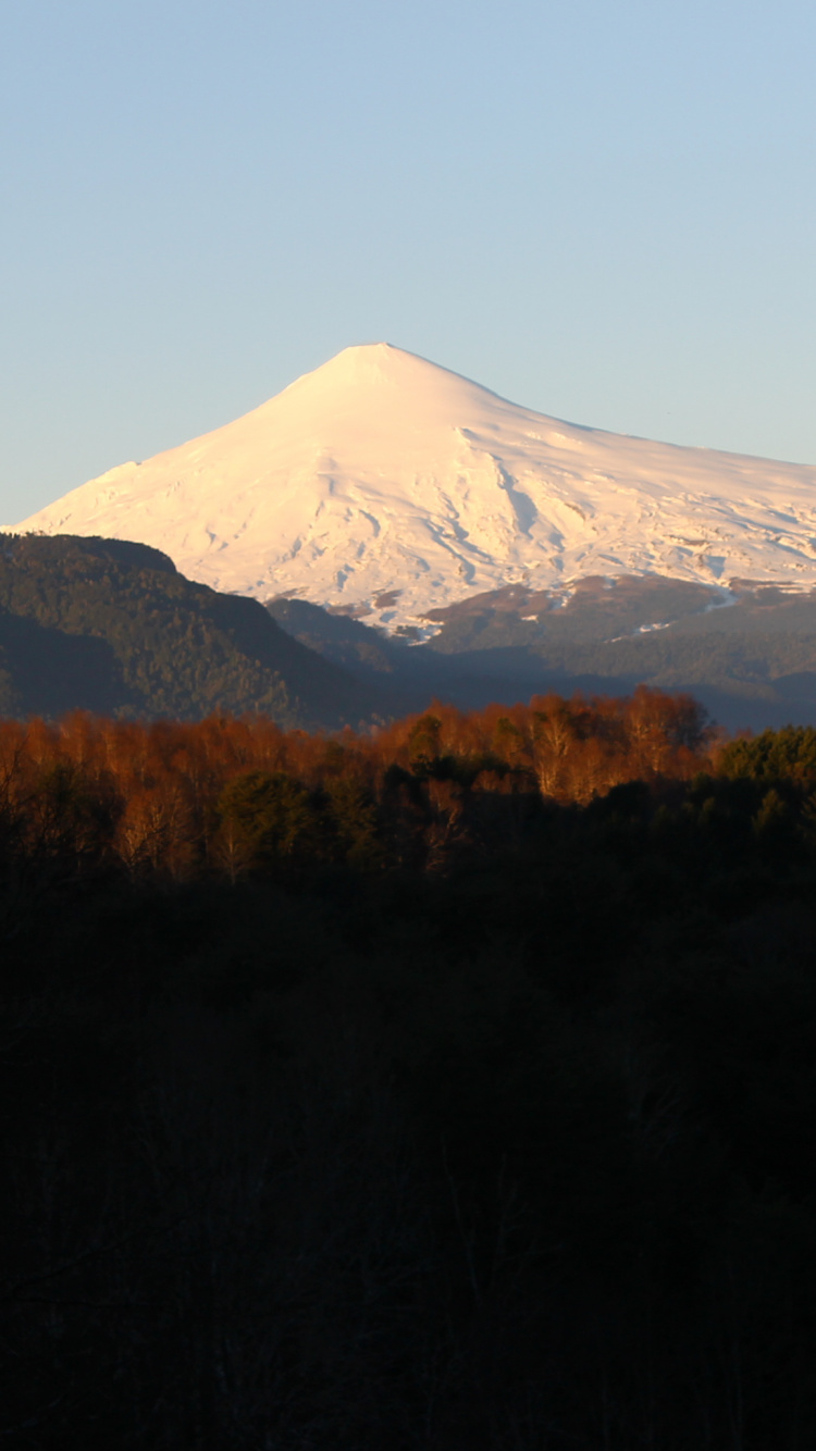 Montaña Cubierta de Nieve Durante el Día. Wallpaper in 750x1334 Resolution