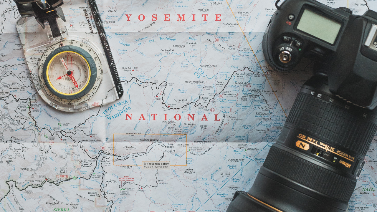 Objectif de Caméra Noir Sur Carte Blanche et Bleue. Wallpaper in 1280x720 Resolution