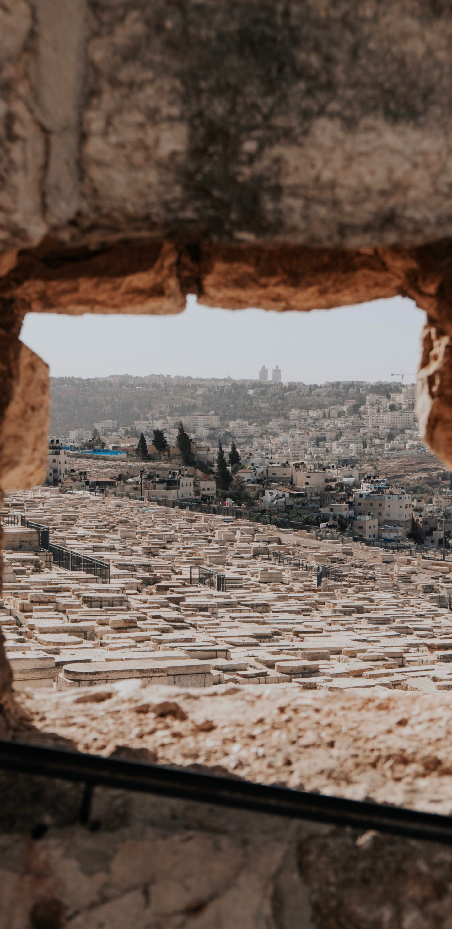 Formación de Roca Marrón Durante el Día.. Wallpaper in 1440x2960 Resolution