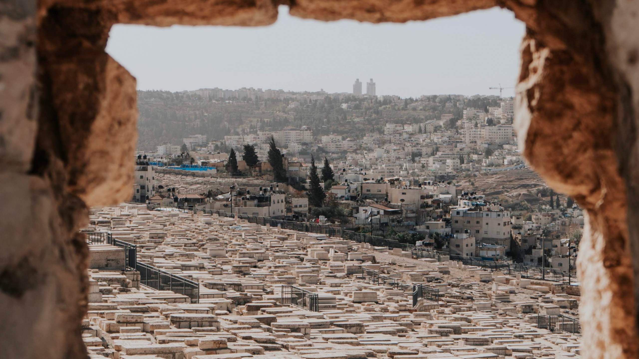 Formación de Roca Marrón Durante el Día.. Wallpaper in 2560x1440 Resolution