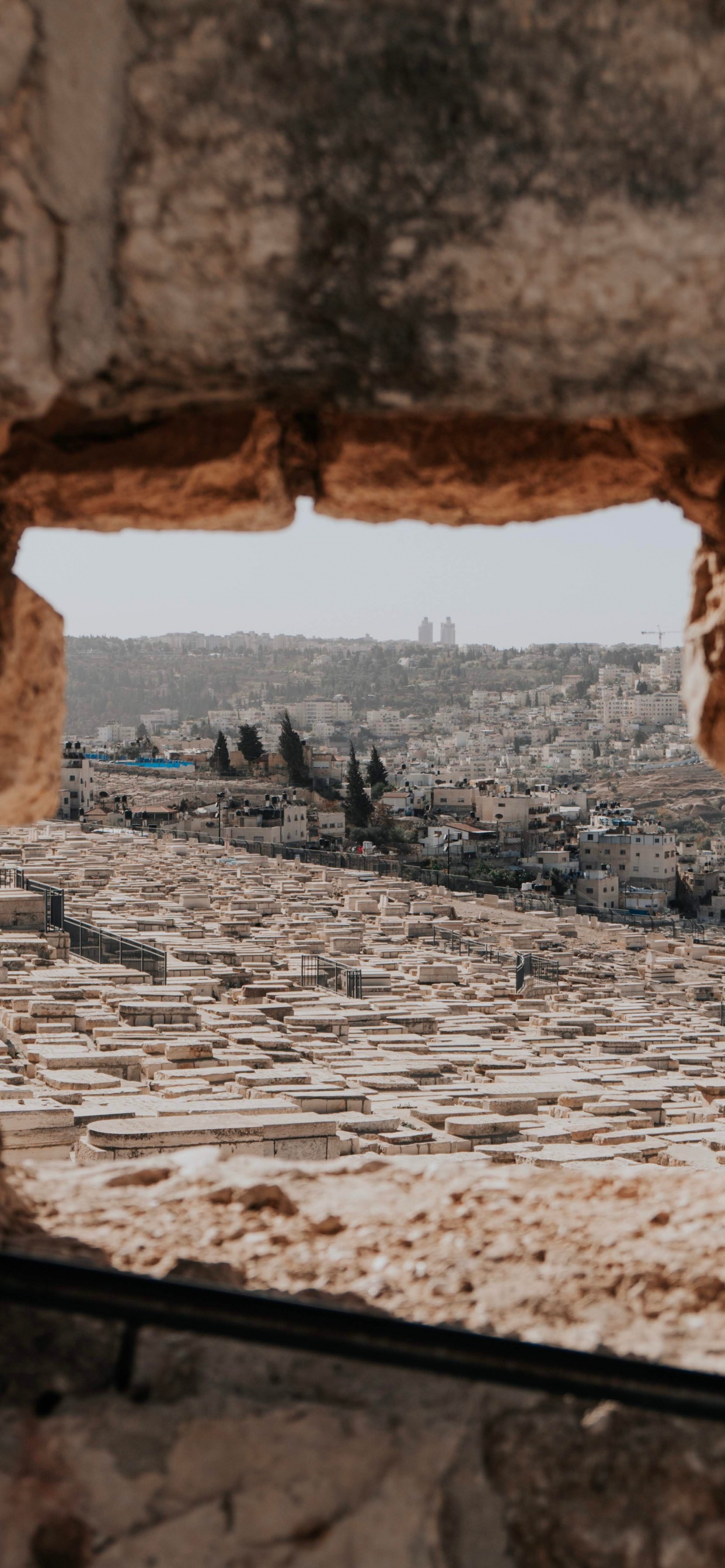 Formation Rocheuse Brune Pendant la Journée. Wallpaper in 1242x2688 Resolution