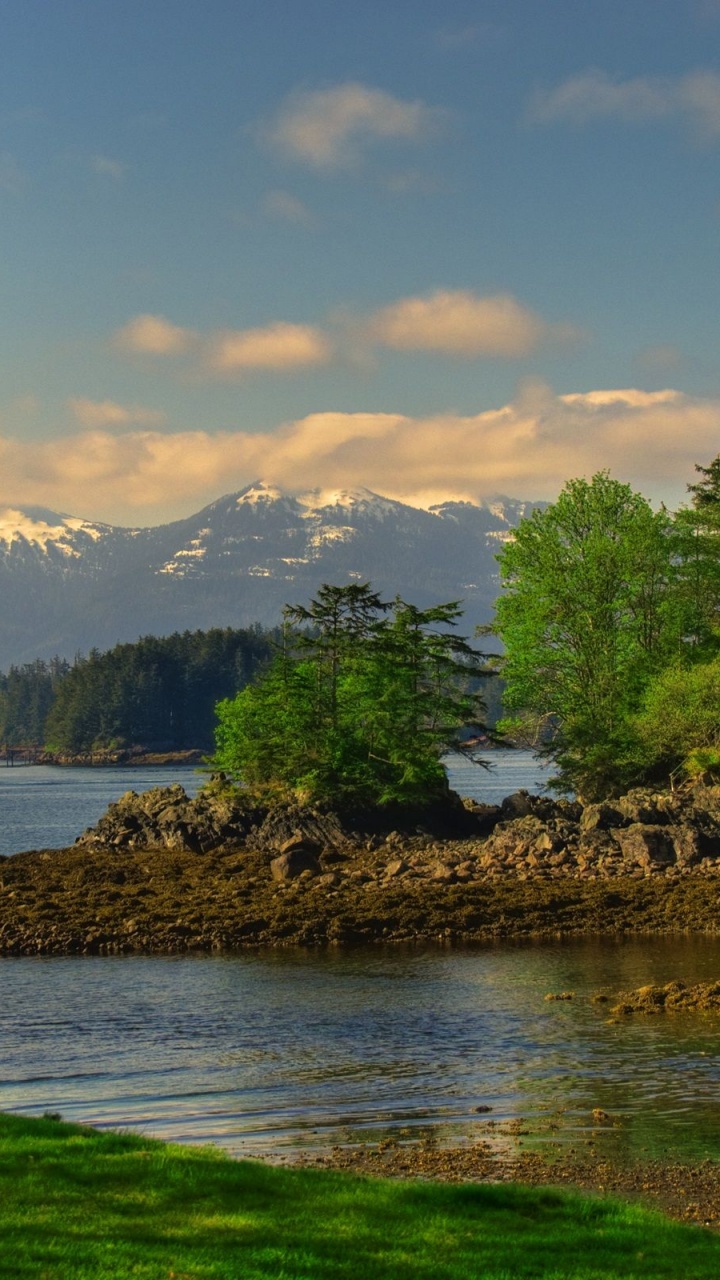 Maison Blanche Près D'arbres Verts et D'un Plan D'eau Sous Des Nuages Blancs et un Ciel Bleu Pendant. Wallpaper in 720x1280 Resolution