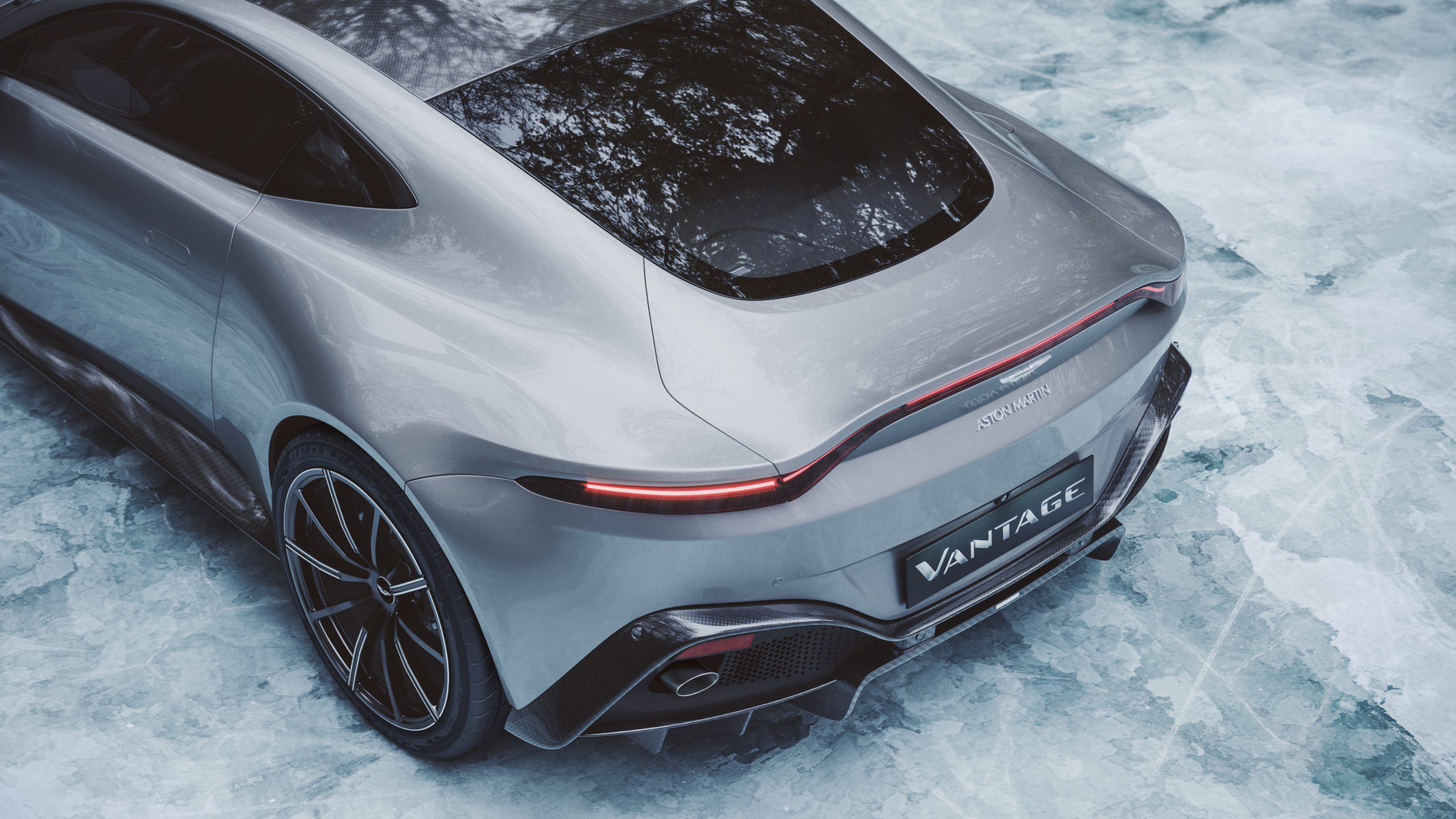 Porsche 911 Blanche et Noire Sur Sol Couvert de Neige. Wallpaper in 2560x1440 Resolution