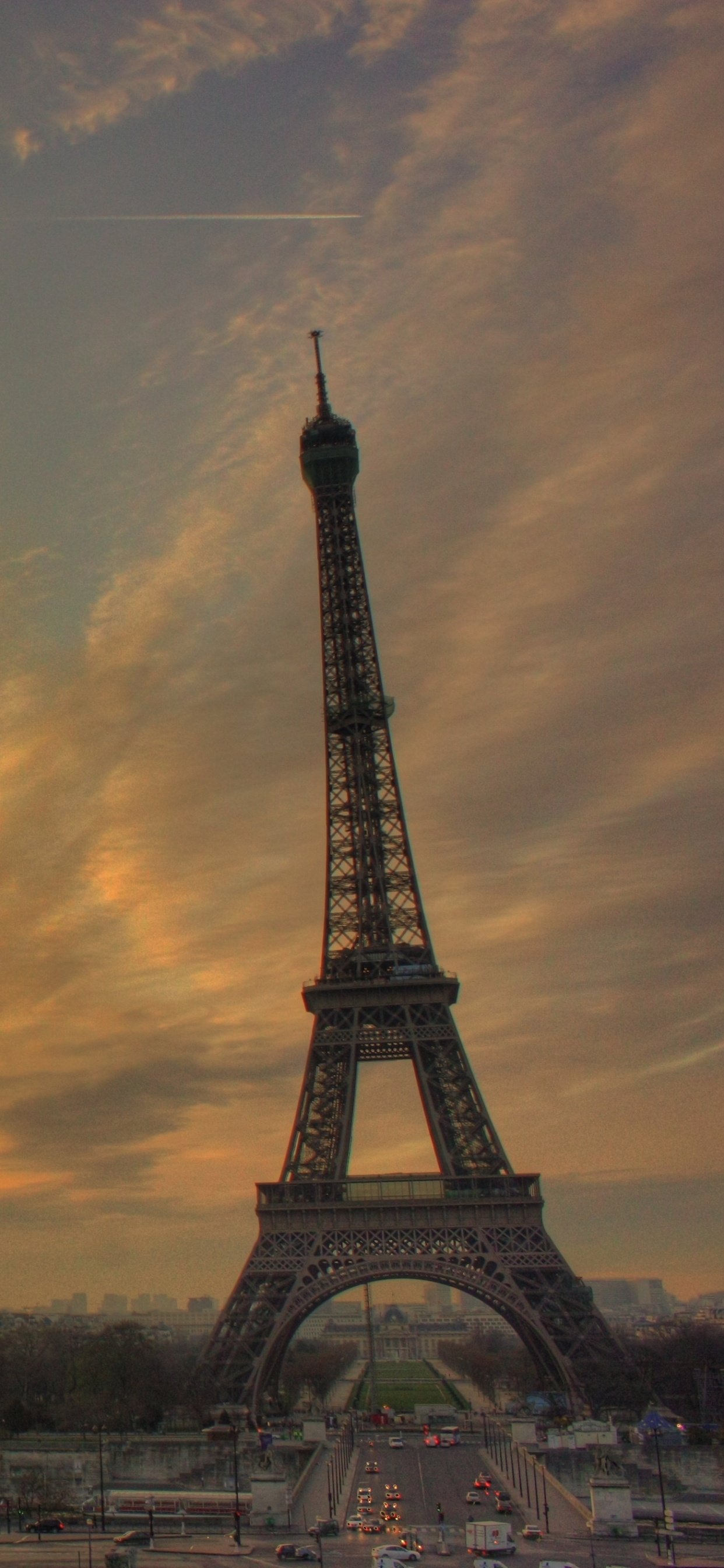 Silhouette Des Turms Bei Sonnenuntergang. Wallpaper in 1242x2688 Resolution