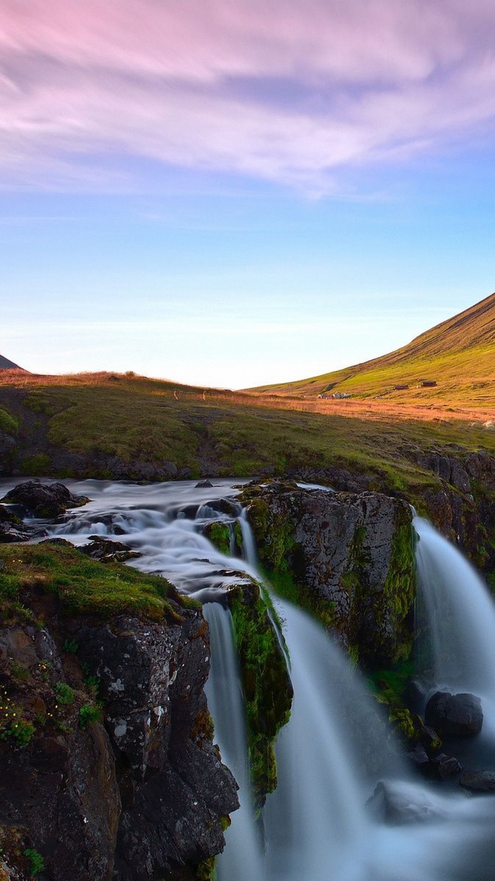 L'eau Tombe Près de la Montagne Brune Sous un Ciel Bleu Pendant la Journée. Wallpaper in 720x1280 Resolution