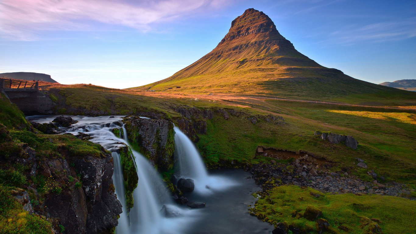 El Agua Cae Cerca de la Montaña Marrón Bajo un Cielo Azul Durante el Día. Wallpaper in 1366x768 Resolution